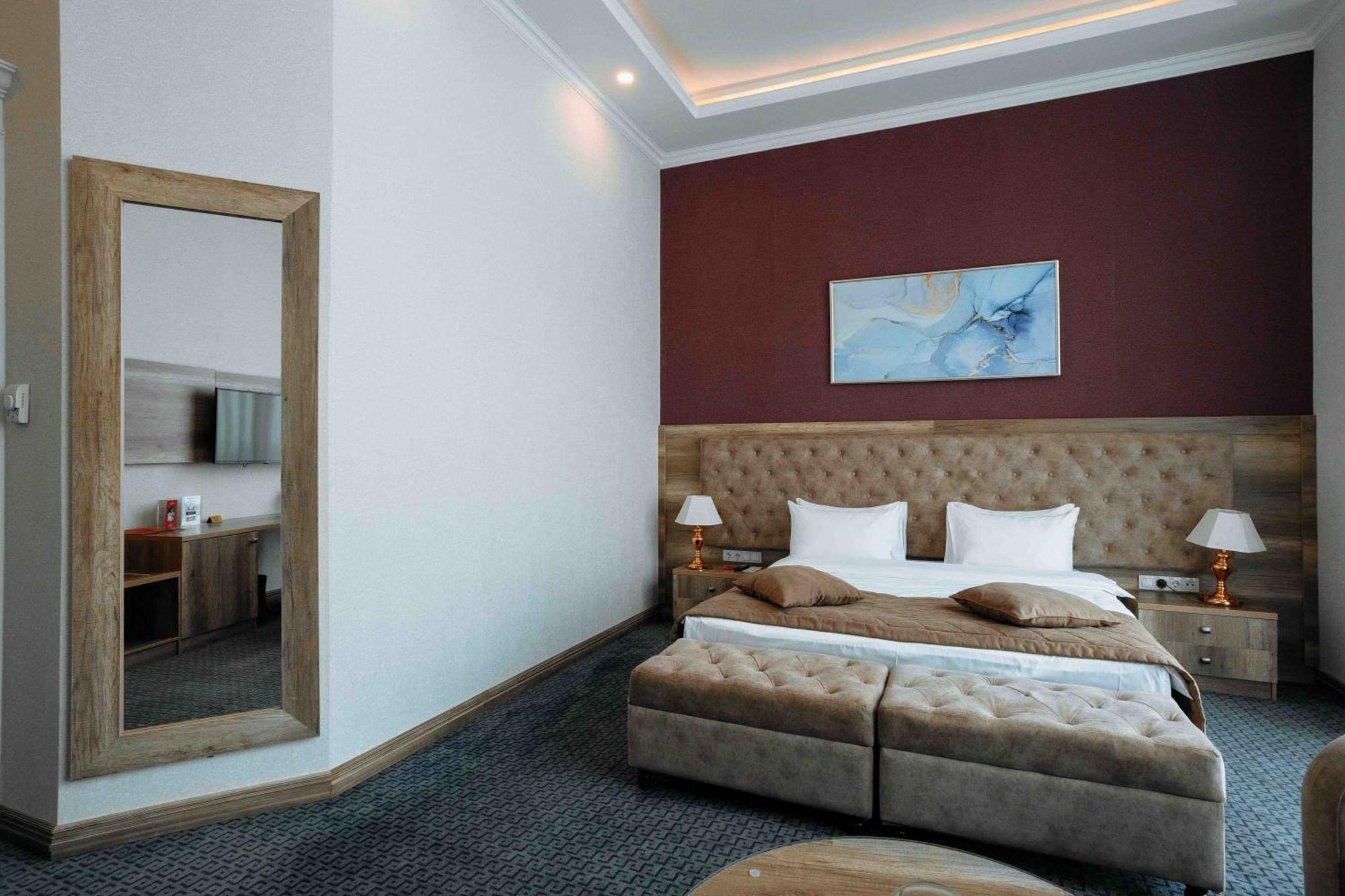 Ramada By Wyndham Shymkent Hotell Eksteriør bilde