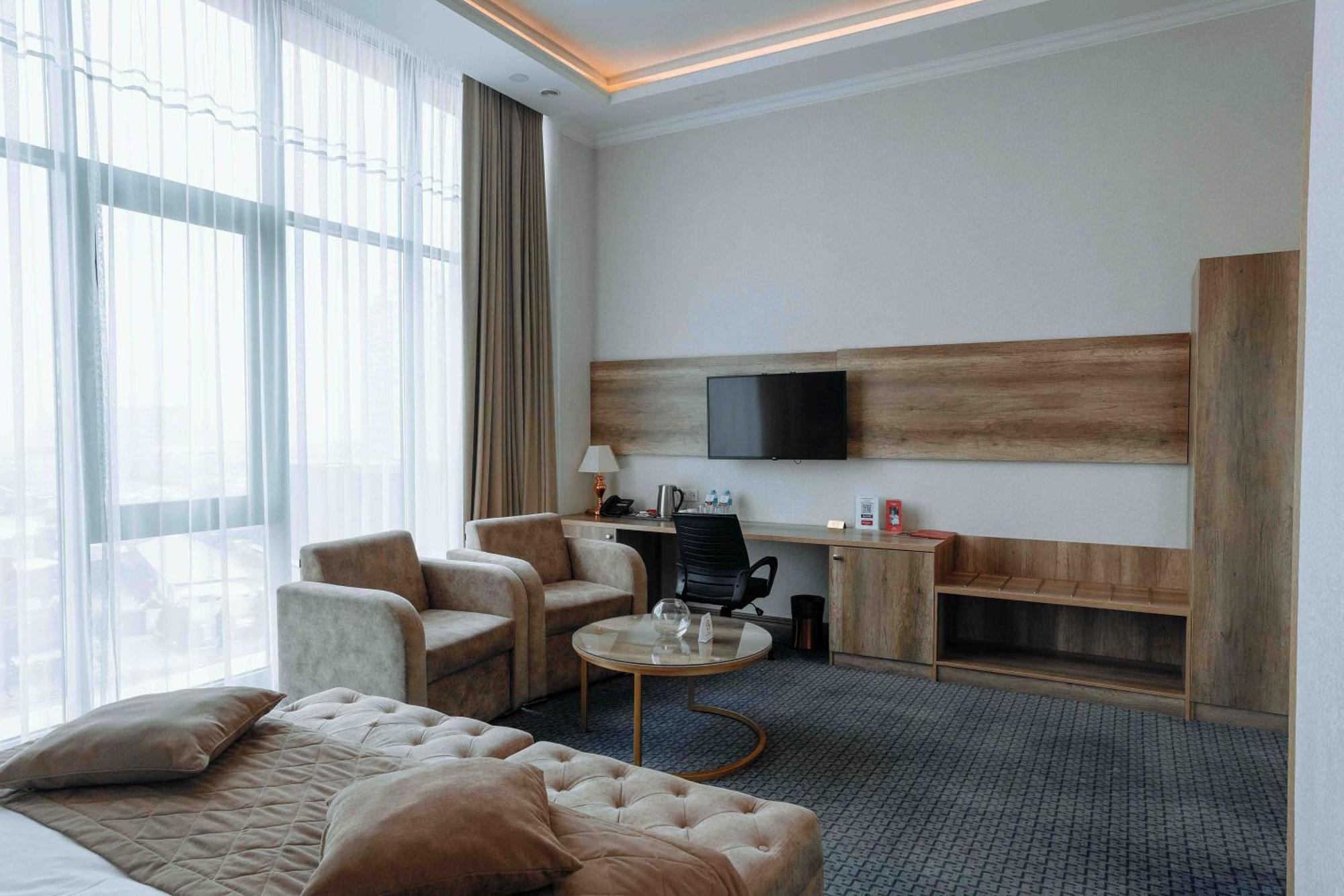 Ramada By Wyndham Shymkent Hotell Eksteriør bilde