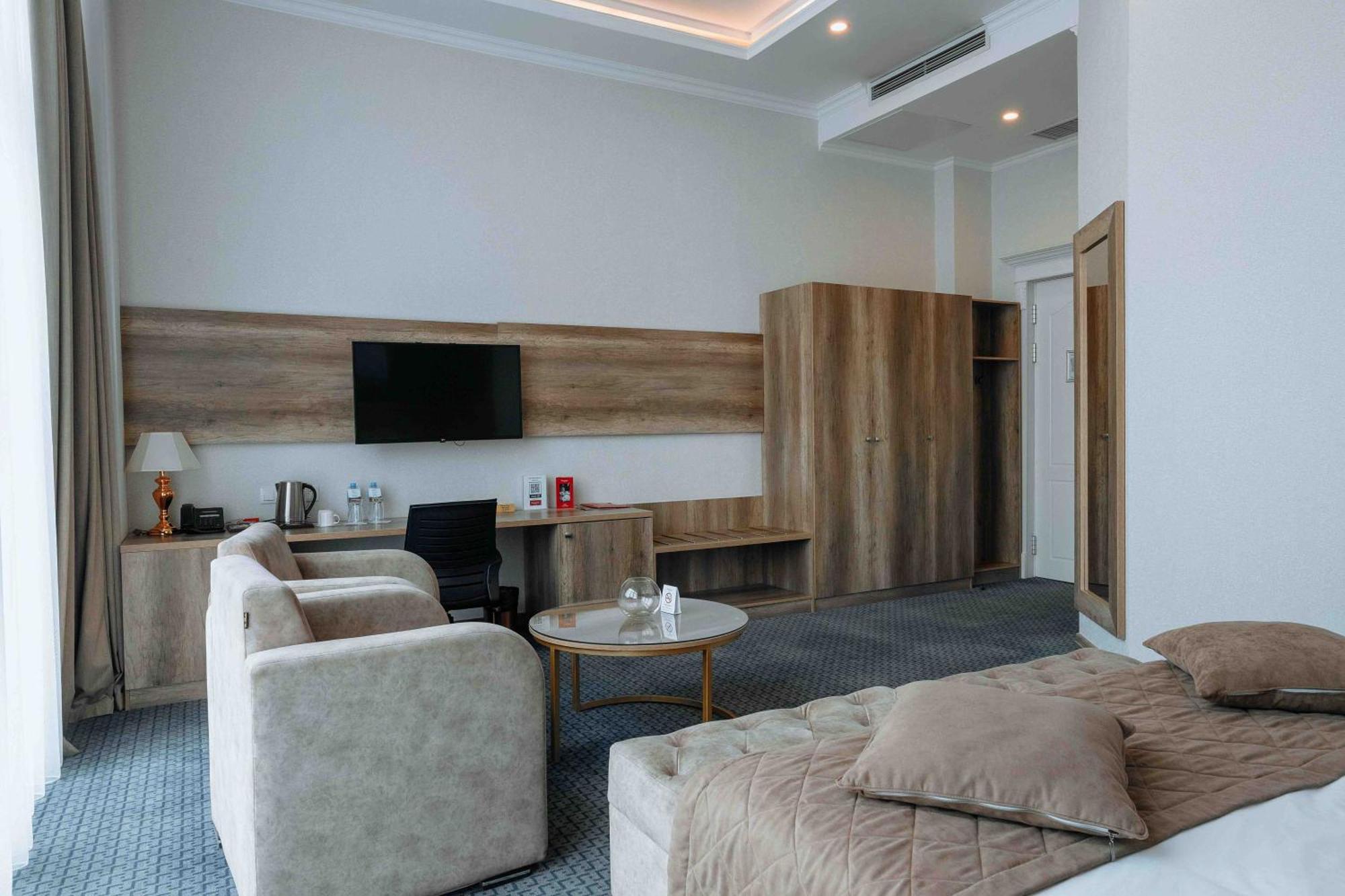 Ramada By Wyndham Shymkent Hotell Eksteriør bilde