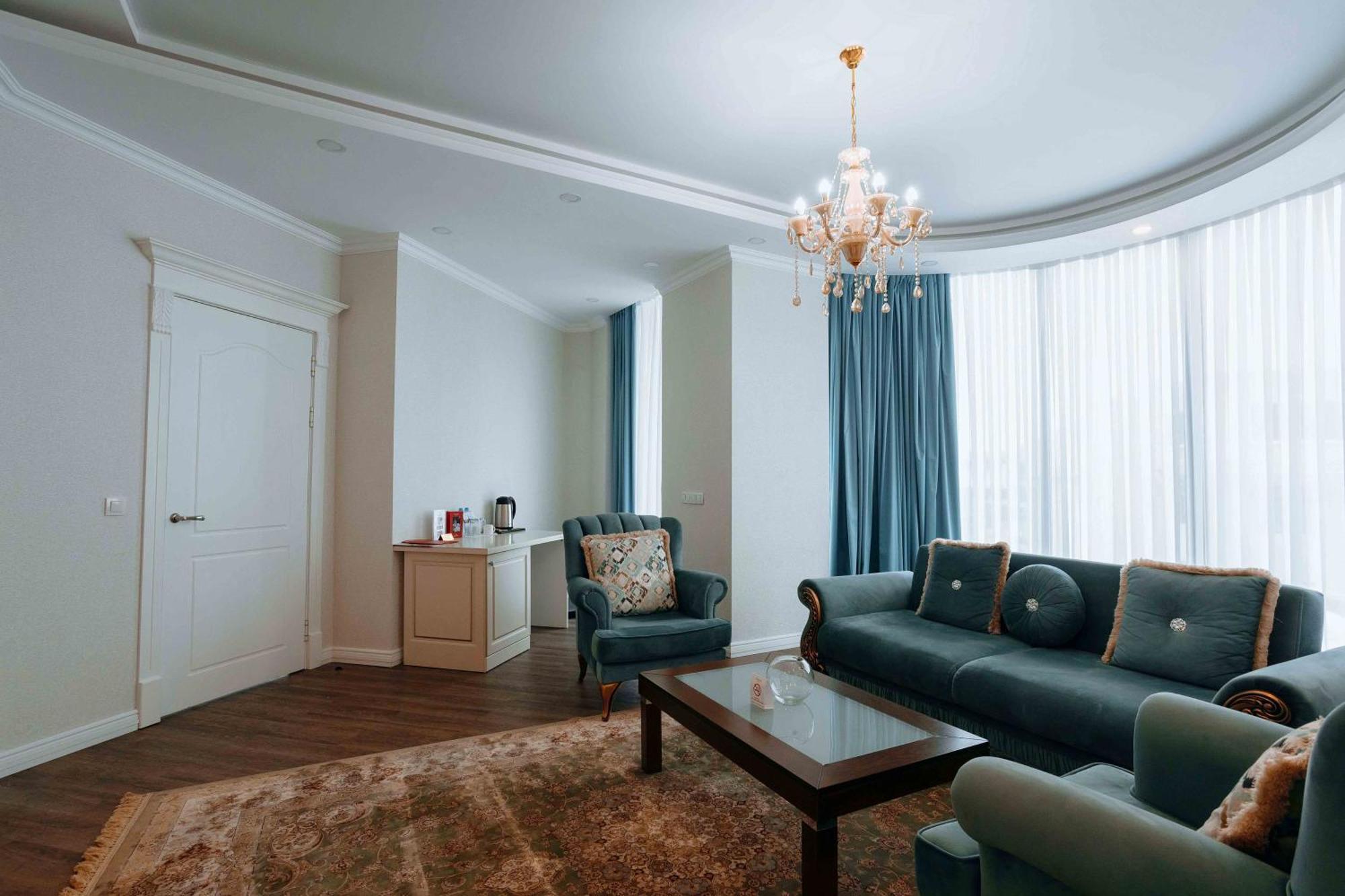 Ramada By Wyndham Shymkent Hotell Eksteriør bilde