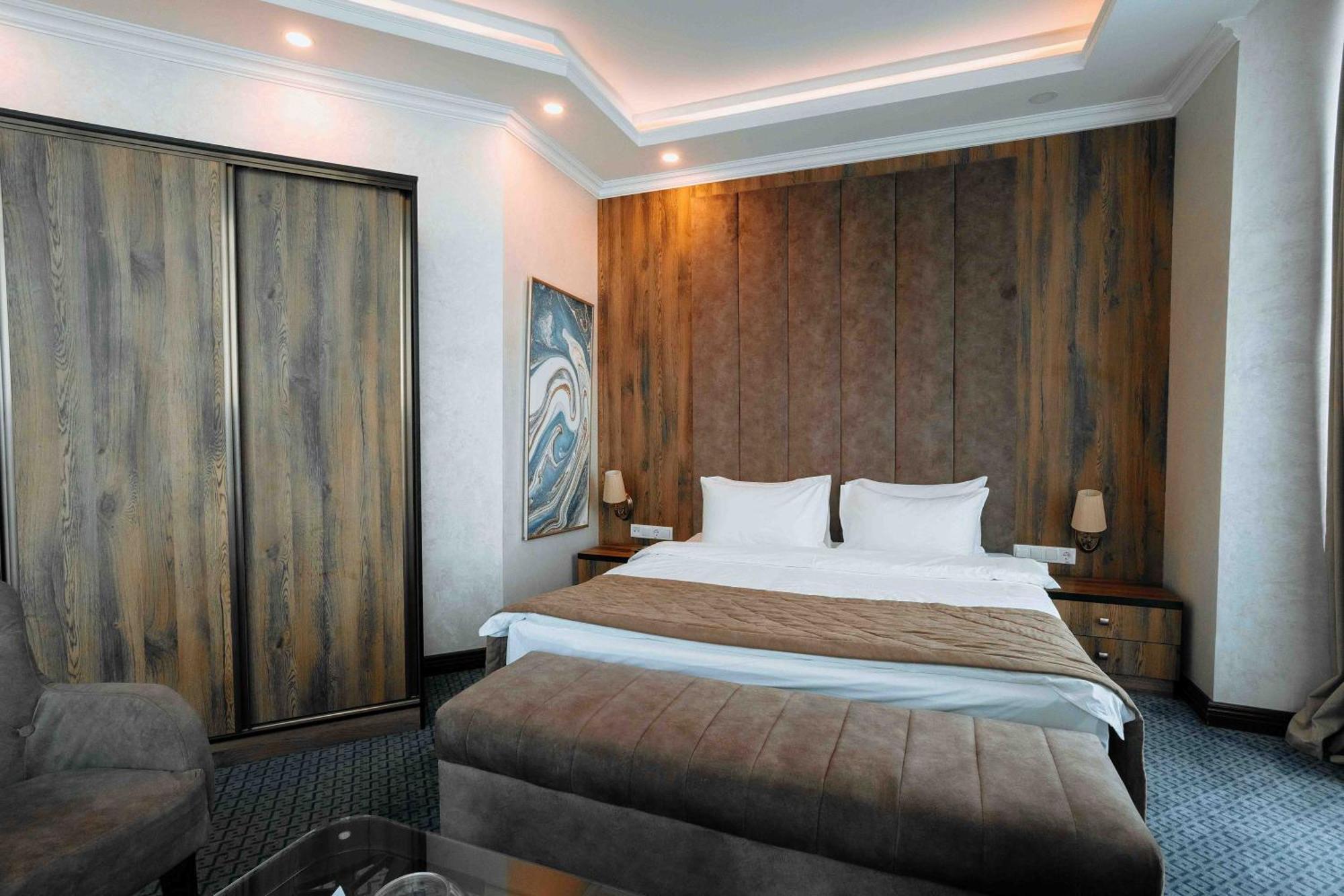 Ramada By Wyndham Shymkent Hotell Eksteriør bilde