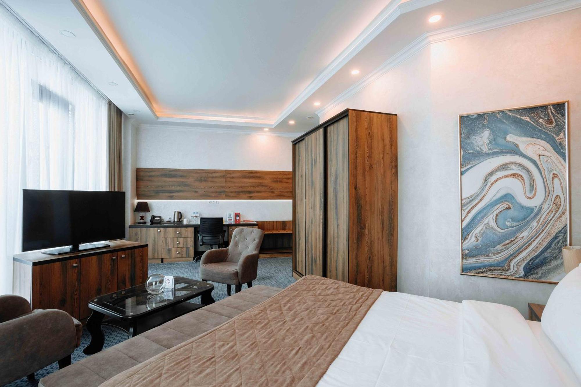 Ramada By Wyndham Shymkent Hotell Eksteriør bilde