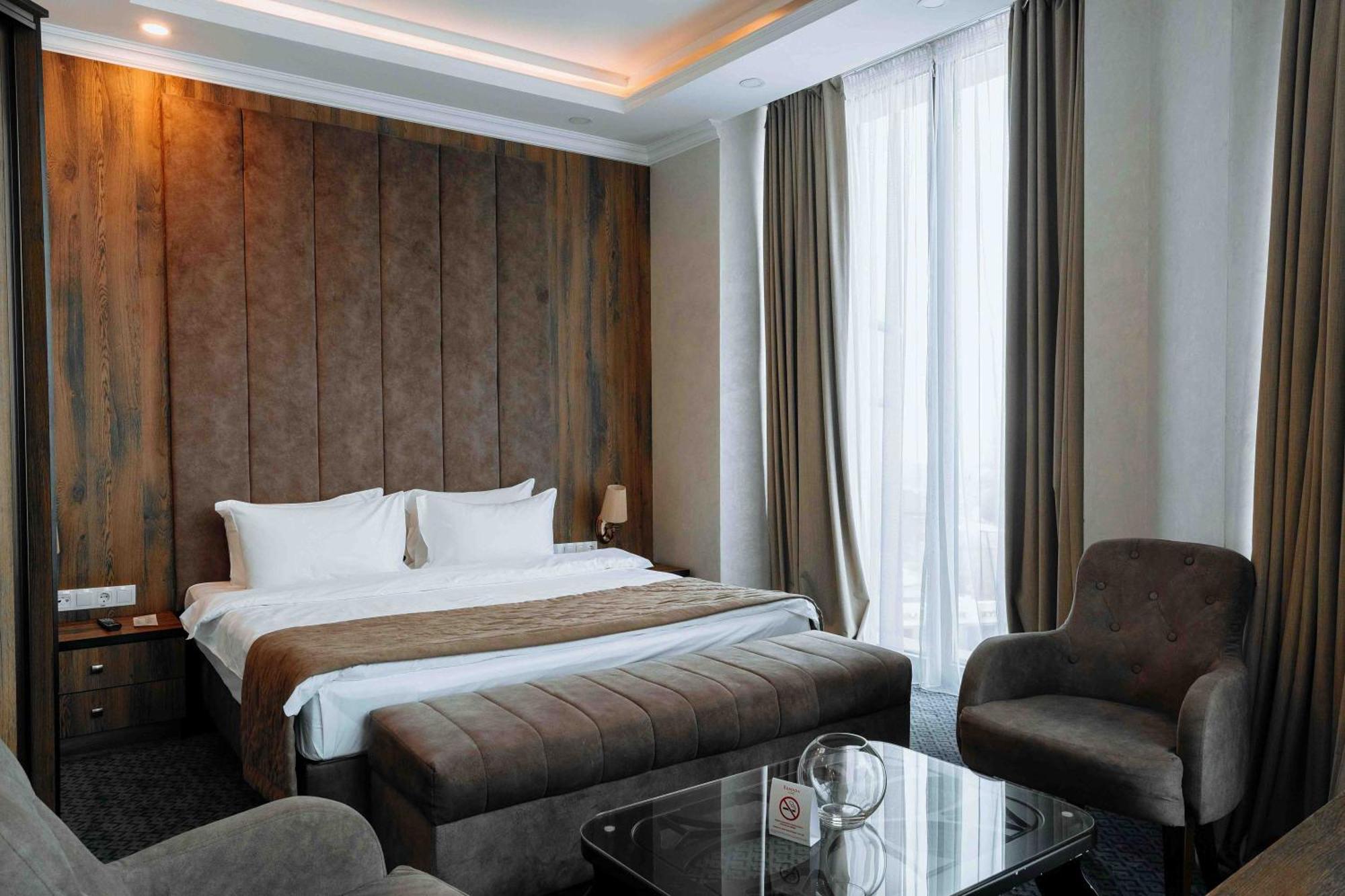Ramada By Wyndham Shymkent Hotell Eksteriør bilde