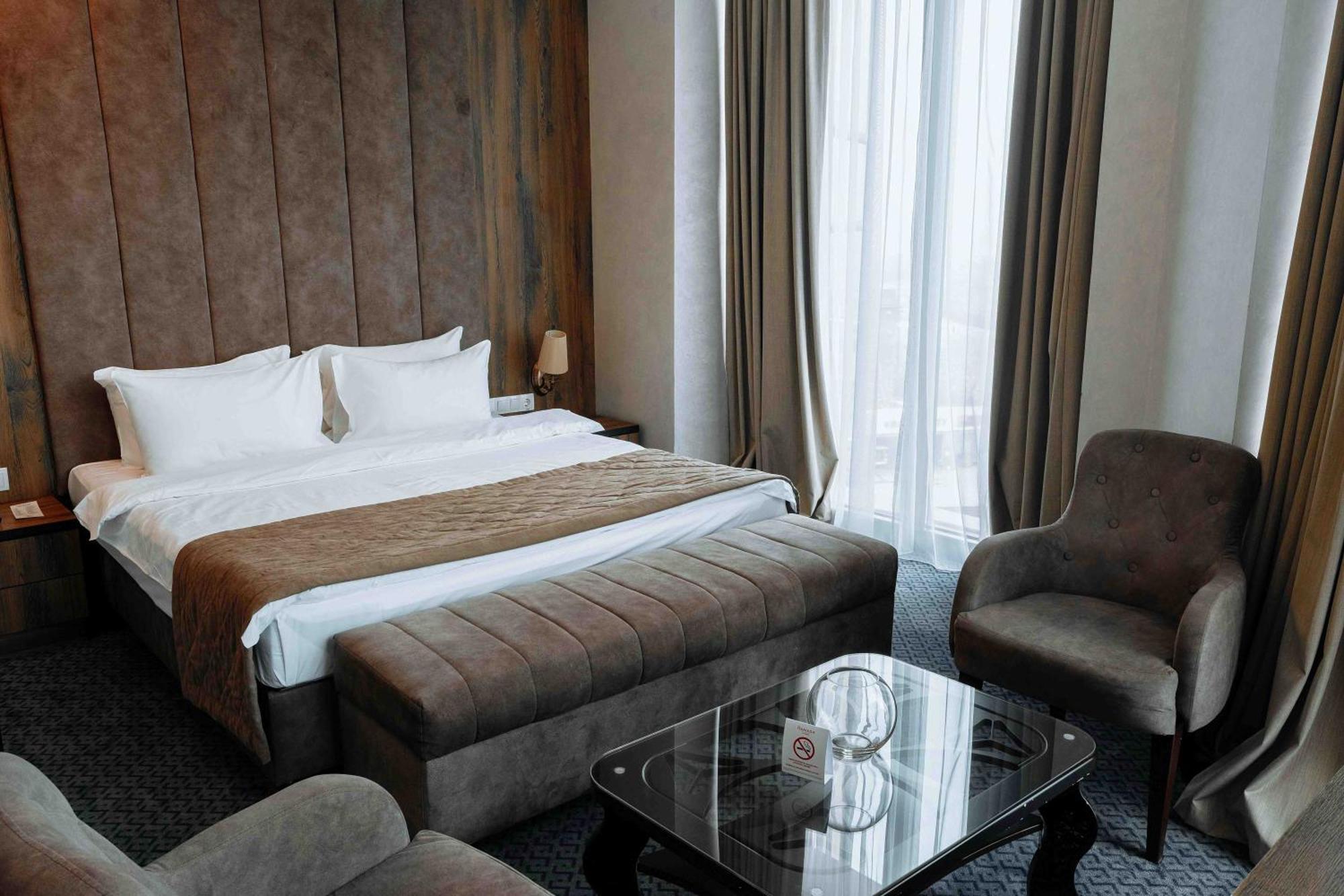 Ramada By Wyndham Shymkent Hotell Eksteriør bilde
