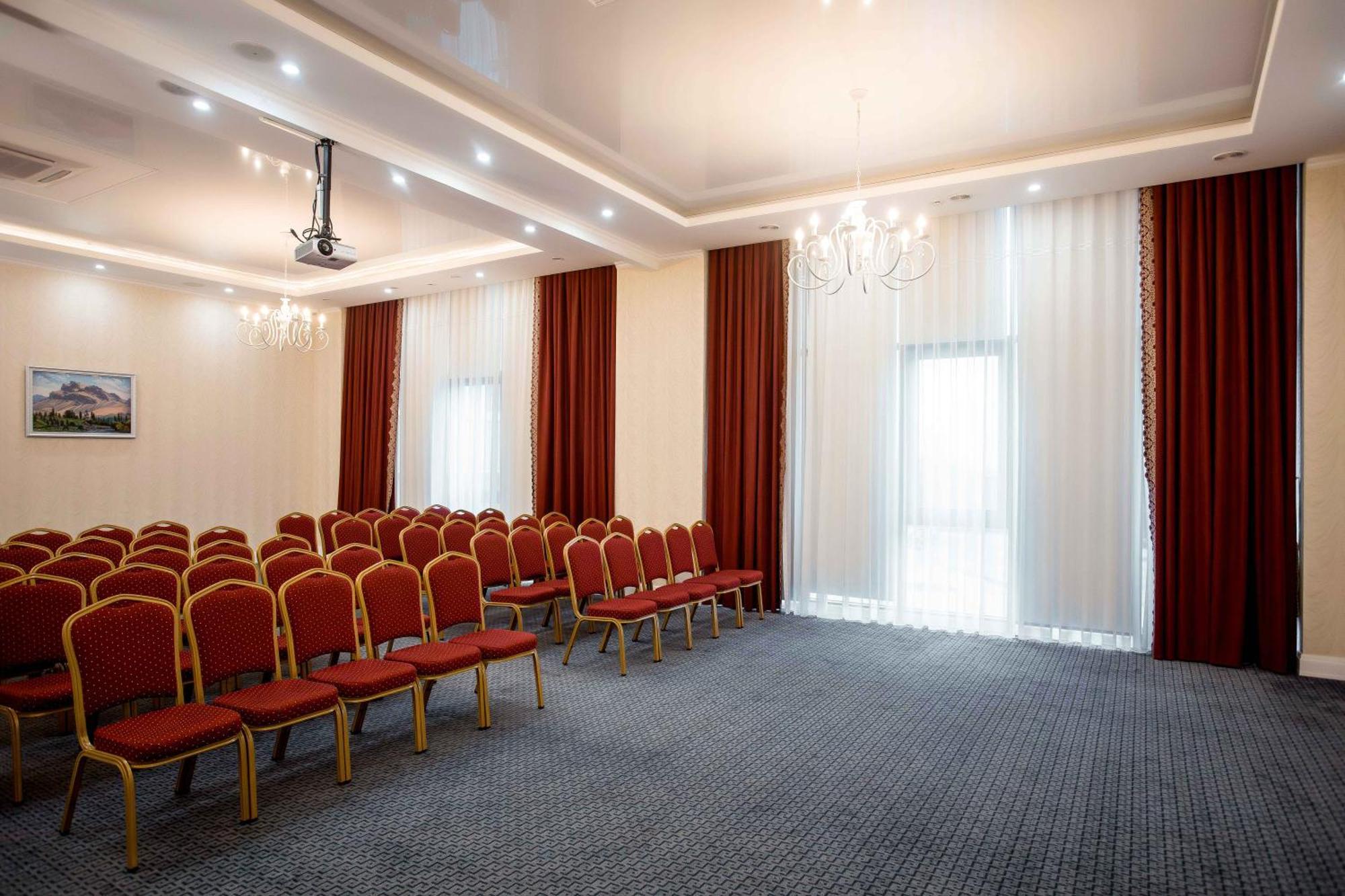 Ramada By Wyndham Shymkent Hotell Eksteriør bilde