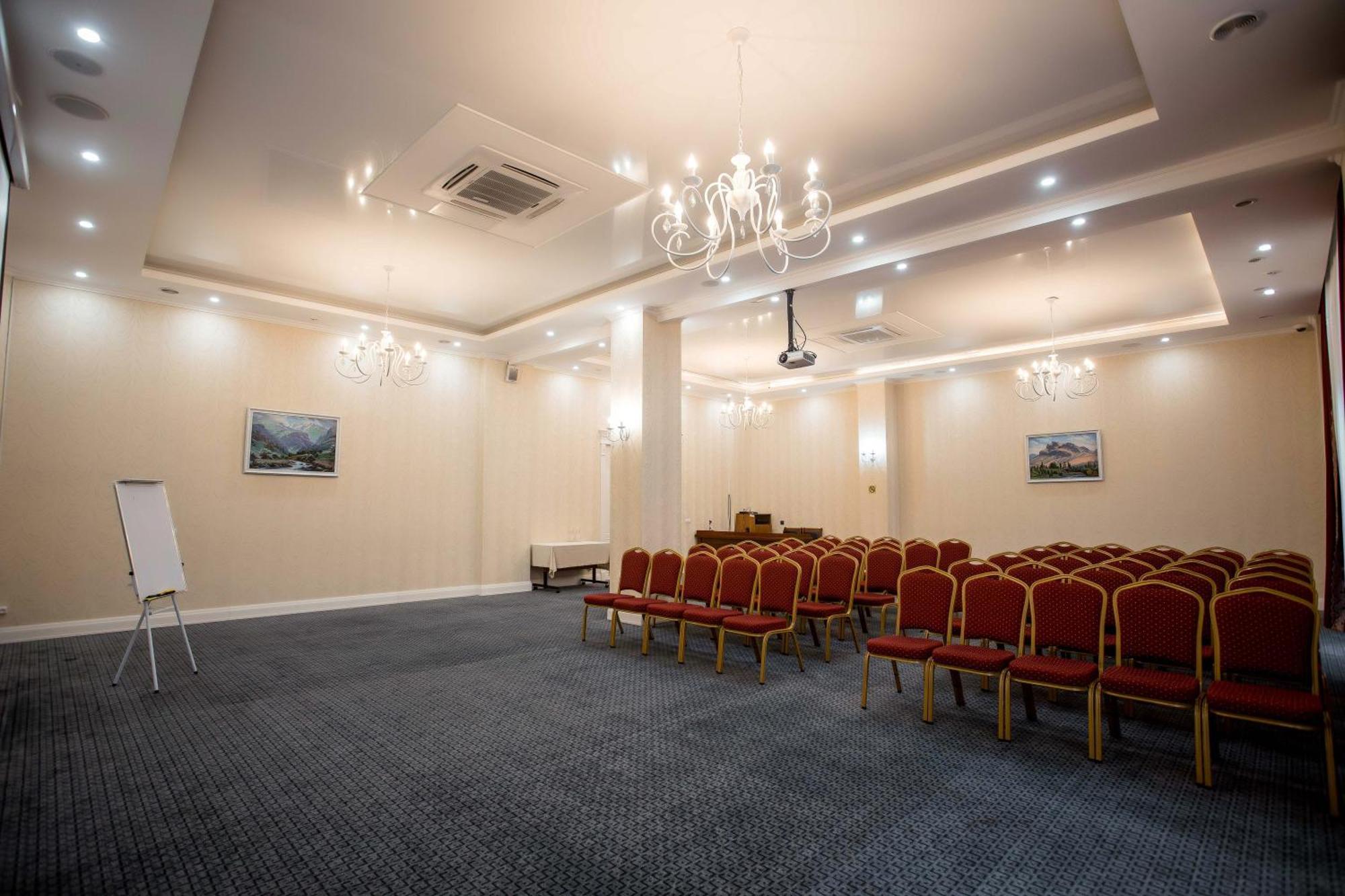 Ramada By Wyndham Shymkent Hotell Eksteriør bilde