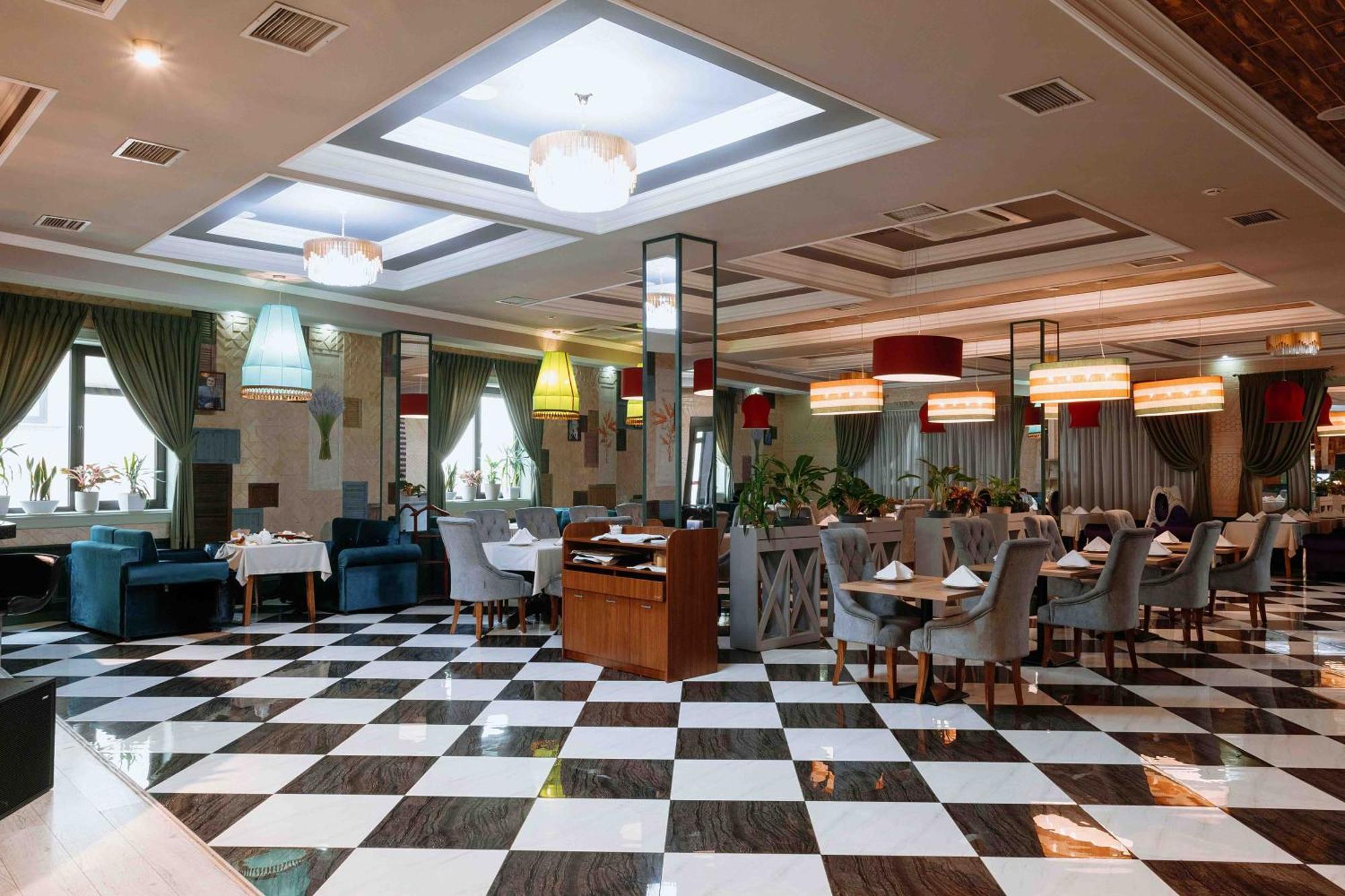 Ramada By Wyndham Shymkent Hotell Eksteriør bilde