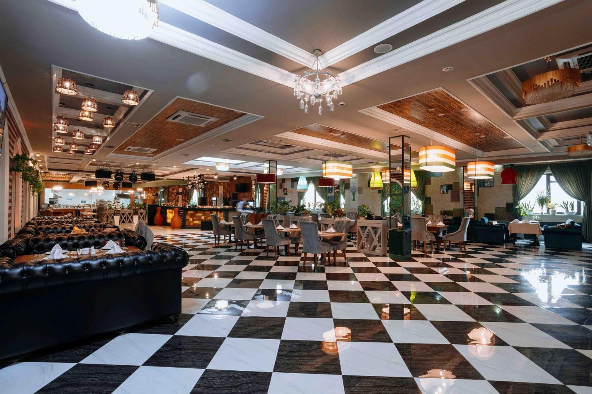 Ramada By Wyndham Shymkent Hotell Eksteriør bilde