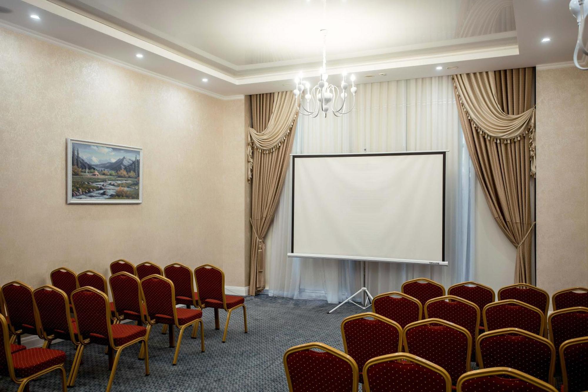 Ramada By Wyndham Shymkent Hotell Eksteriør bilde