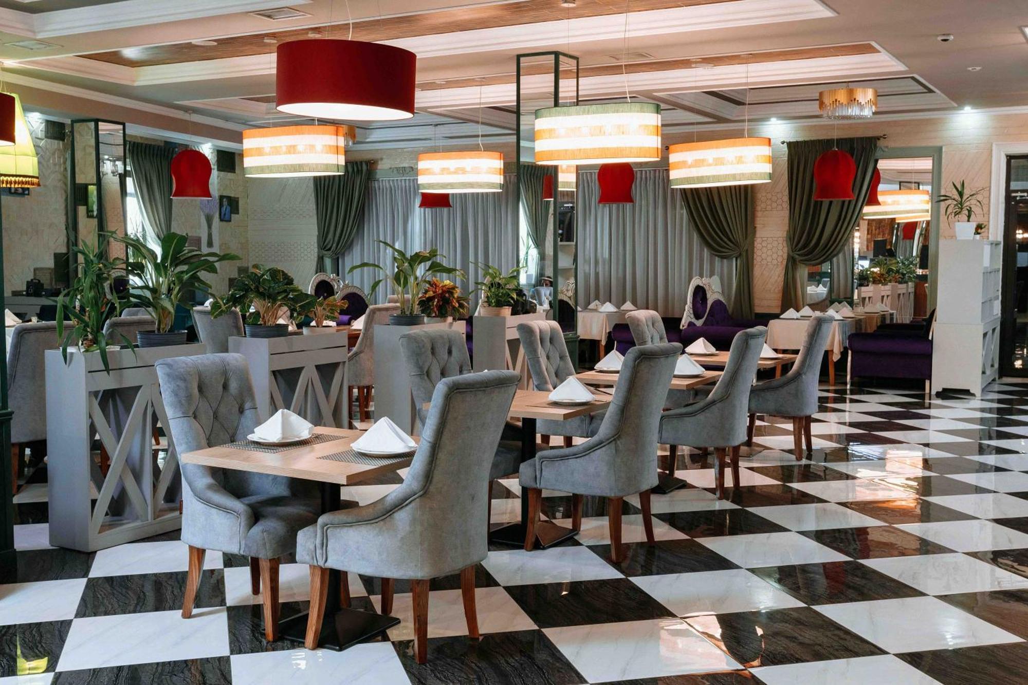 Ramada By Wyndham Shymkent Hotell Eksteriør bilde
