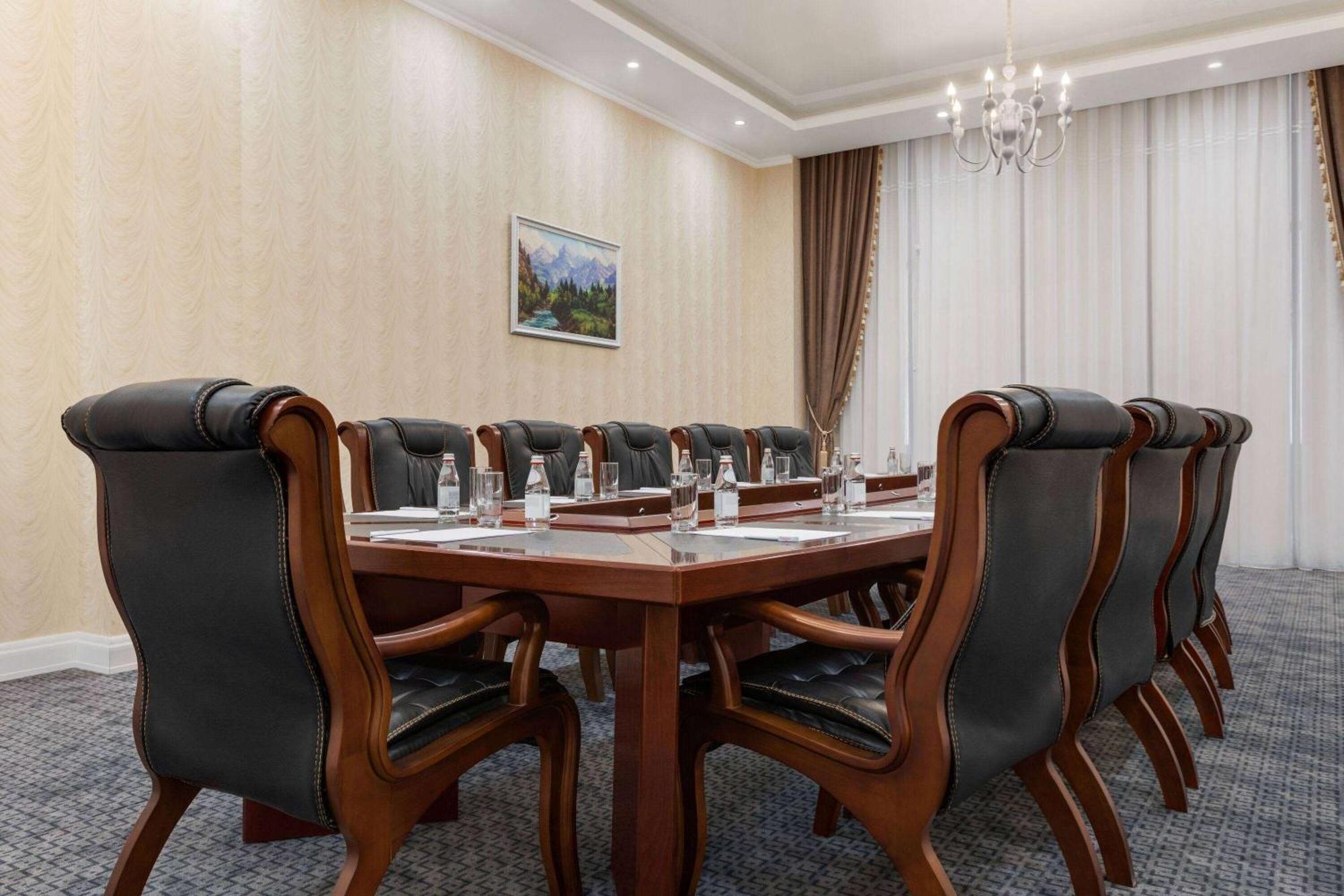 Ramada By Wyndham Shymkent Hotell Eksteriør bilde