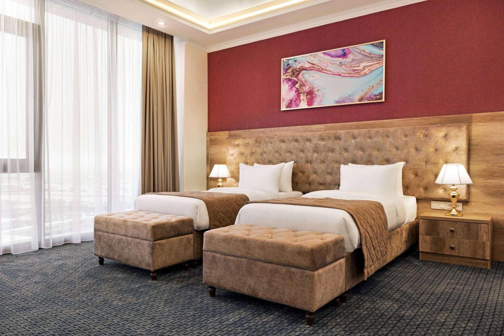 Ramada By Wyndham Shymkent Hotell Eksteriør bilde