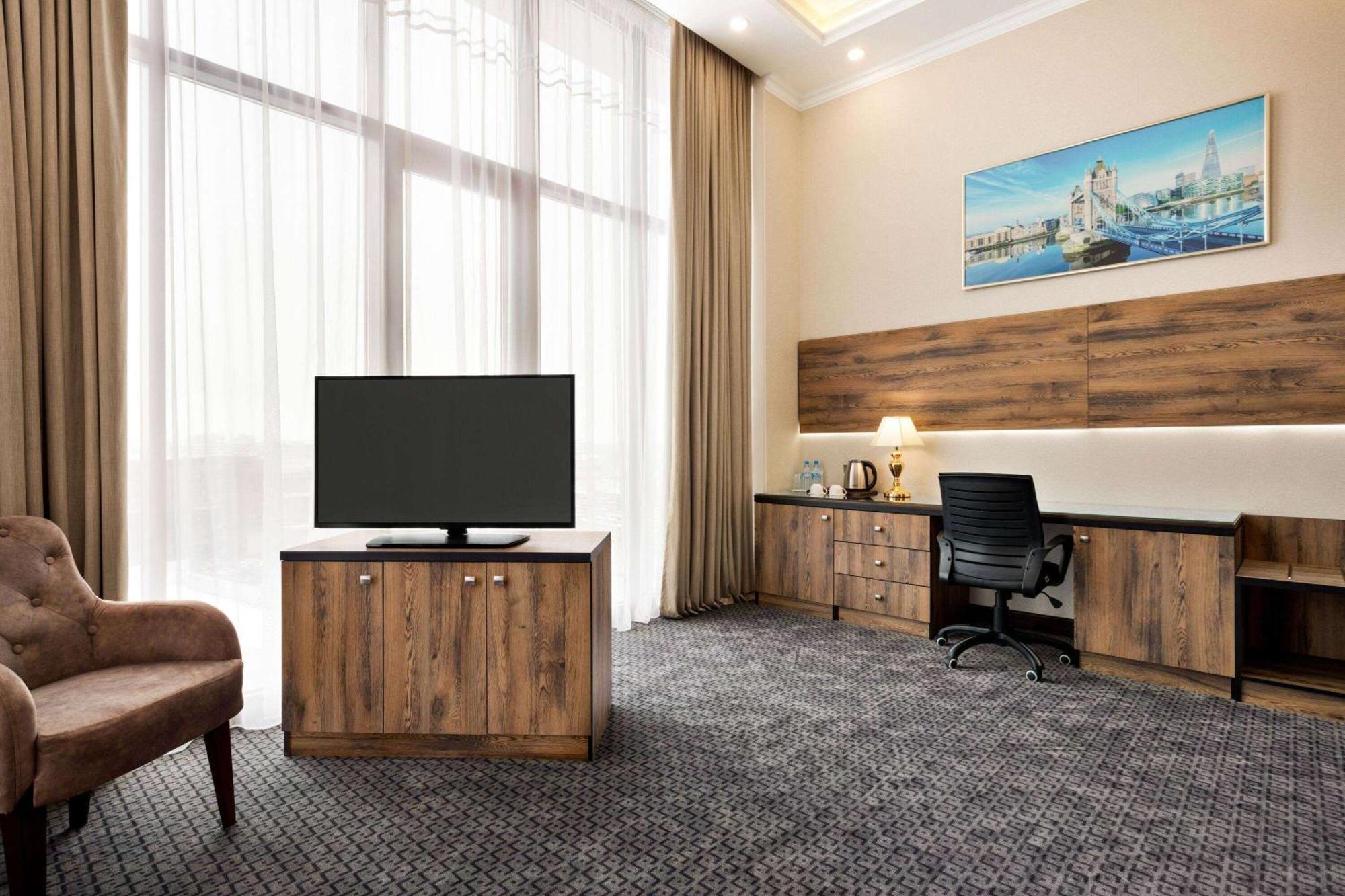 Ramada By Wyndham Shymkent Hotell Eksteriør bilde