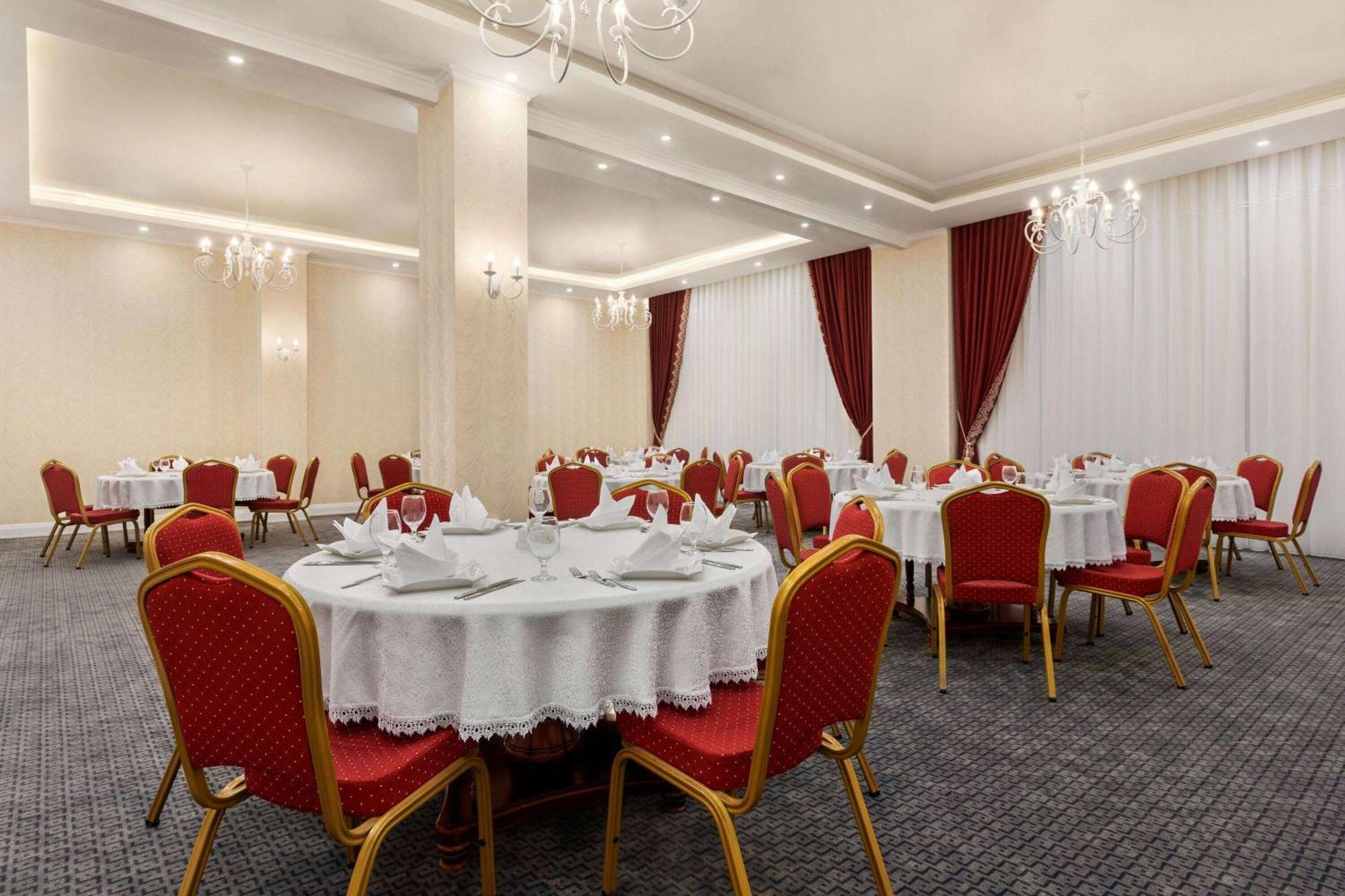 Ramada By Wyndham Shymkent Hotell Eksteriør bilde