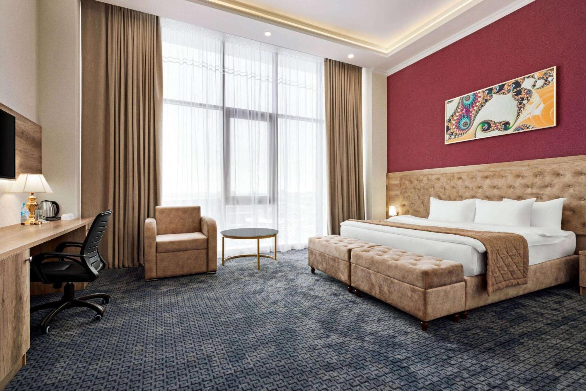Ramada By Wyndham Shymkent Hotell Eksteriør bilde