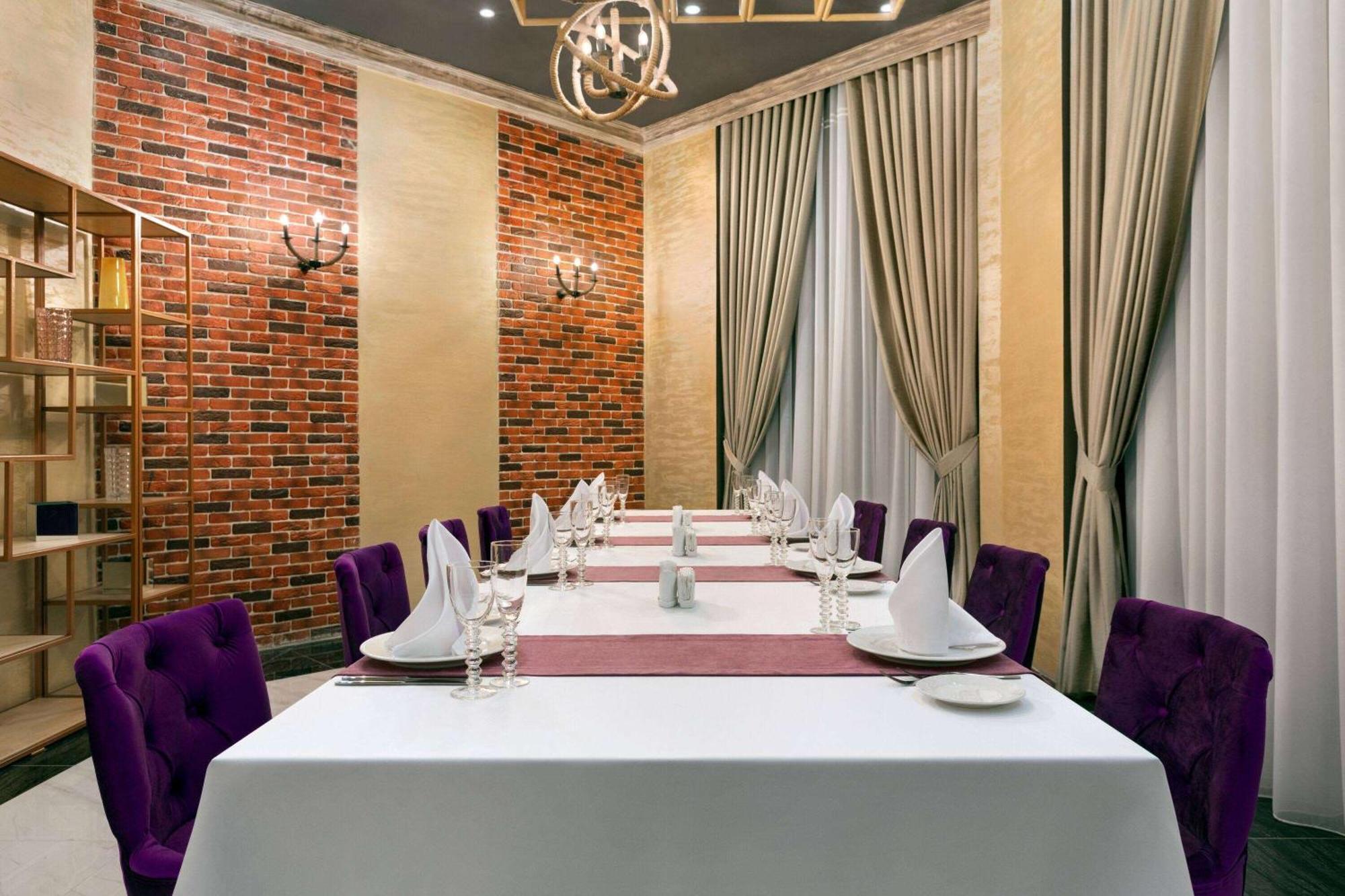 Ramada By Wyndham Shymkent Hotell Eksteriør bilde