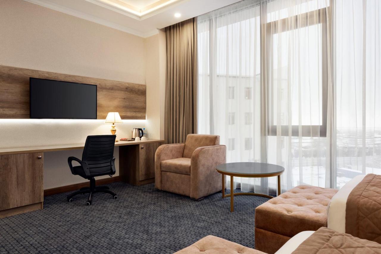 Ramada By Wyndham Shymkent Hotell Eksteriør bilde