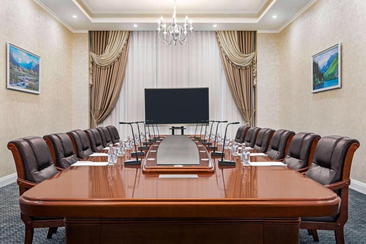 Ramada By Wyndham Shymkent Hotell Eksteriør bilde