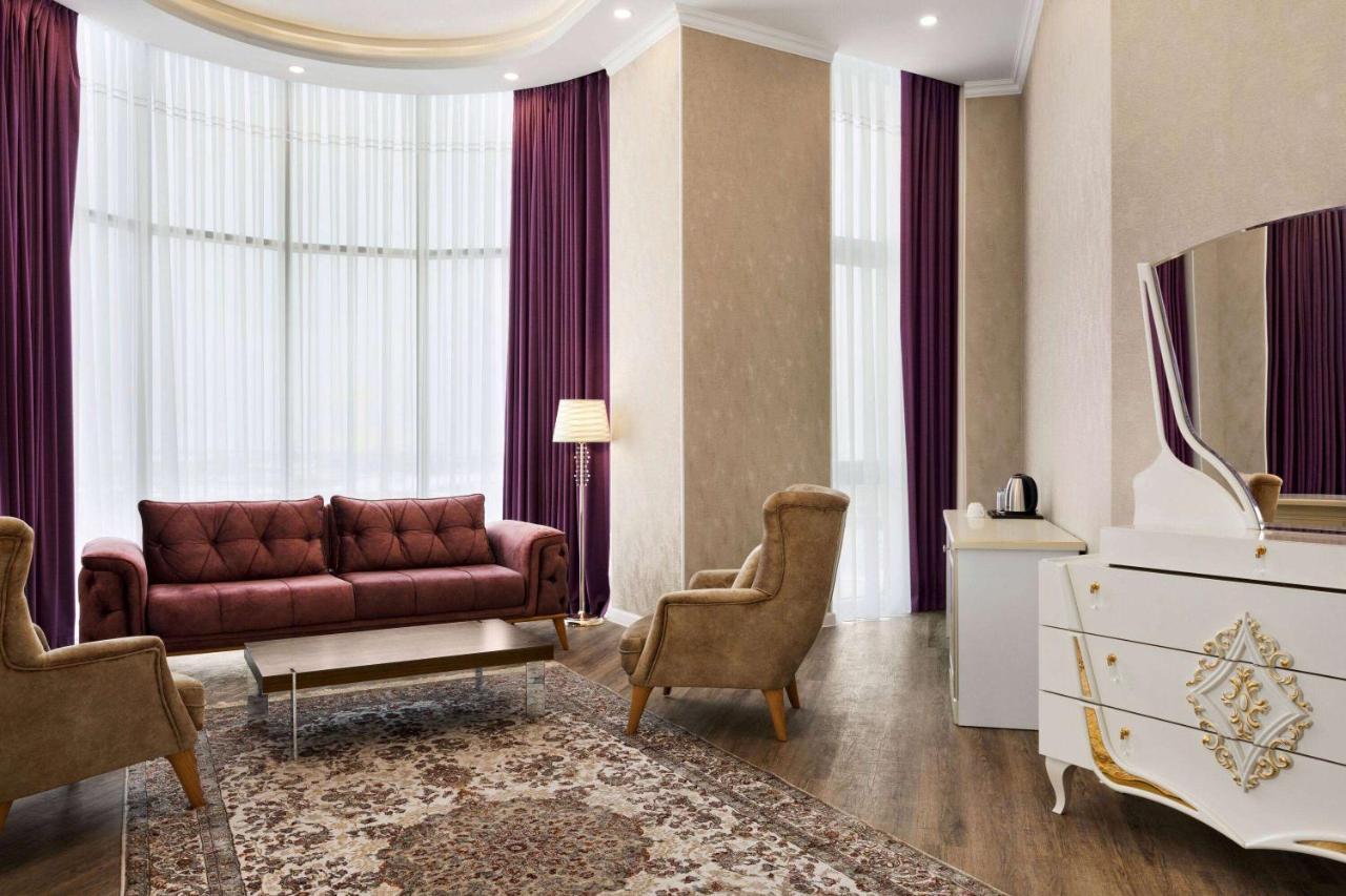 Ramada By Wyndham Shymkent Hotell Eksteriør bilde
